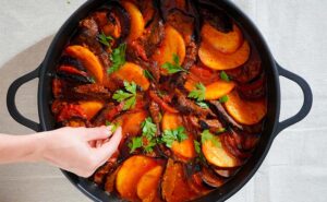 מתכון – תבשיל פרוסות בשר, תפוחי-אדמה, חצילים ועגבניות