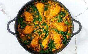 מתכון – תבשיל שוקי עוף עם מנגולד וחומוס