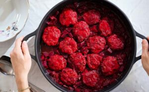 מתכון – קציצות בקר ברוטב סלק (כמו קובה)