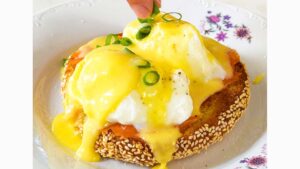 אגז בנדיקט עם רוטב הולנדז קרמי וטעים